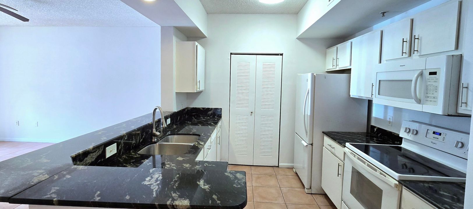 出租: $2,000 (2 贝兹, 1 浴室, 1004 平方英尺)