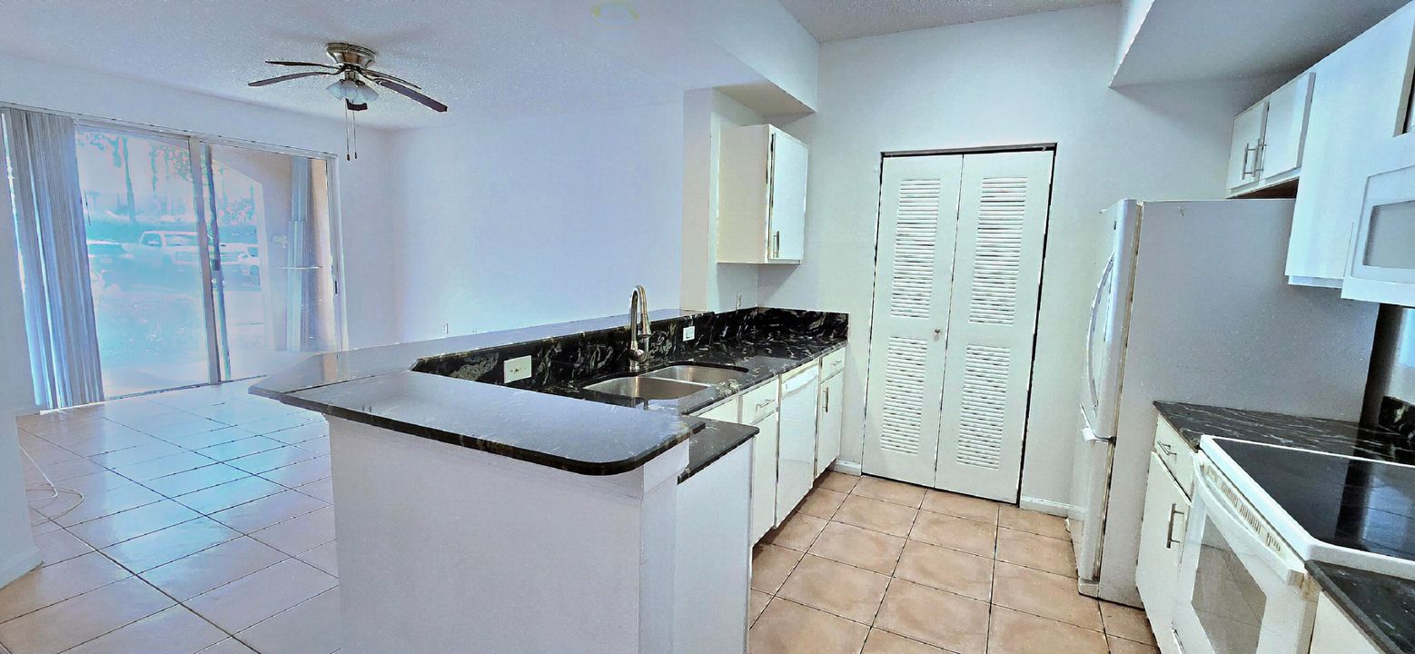 出租: $2,000 (2 贝兹, 1 浴室, 1004 平方英尺)