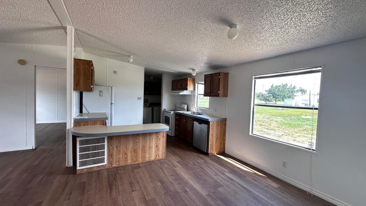 For Sale: $149,000 (3 beds, 2 baths, 1056 Square Feet)