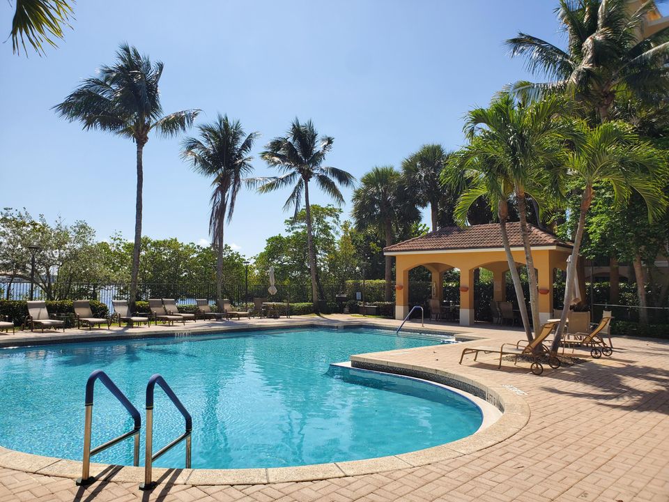 出租: $2,000 (2 贝兹, 1 浴室, 1004 平方英尺)