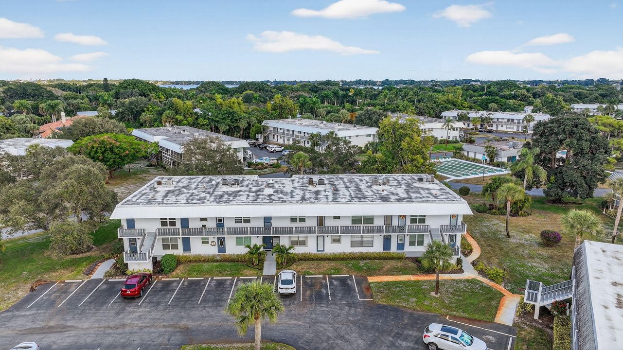 Под контрактом: $165,000 (2 спален, 2 ванн, 992 Квадратных фут)