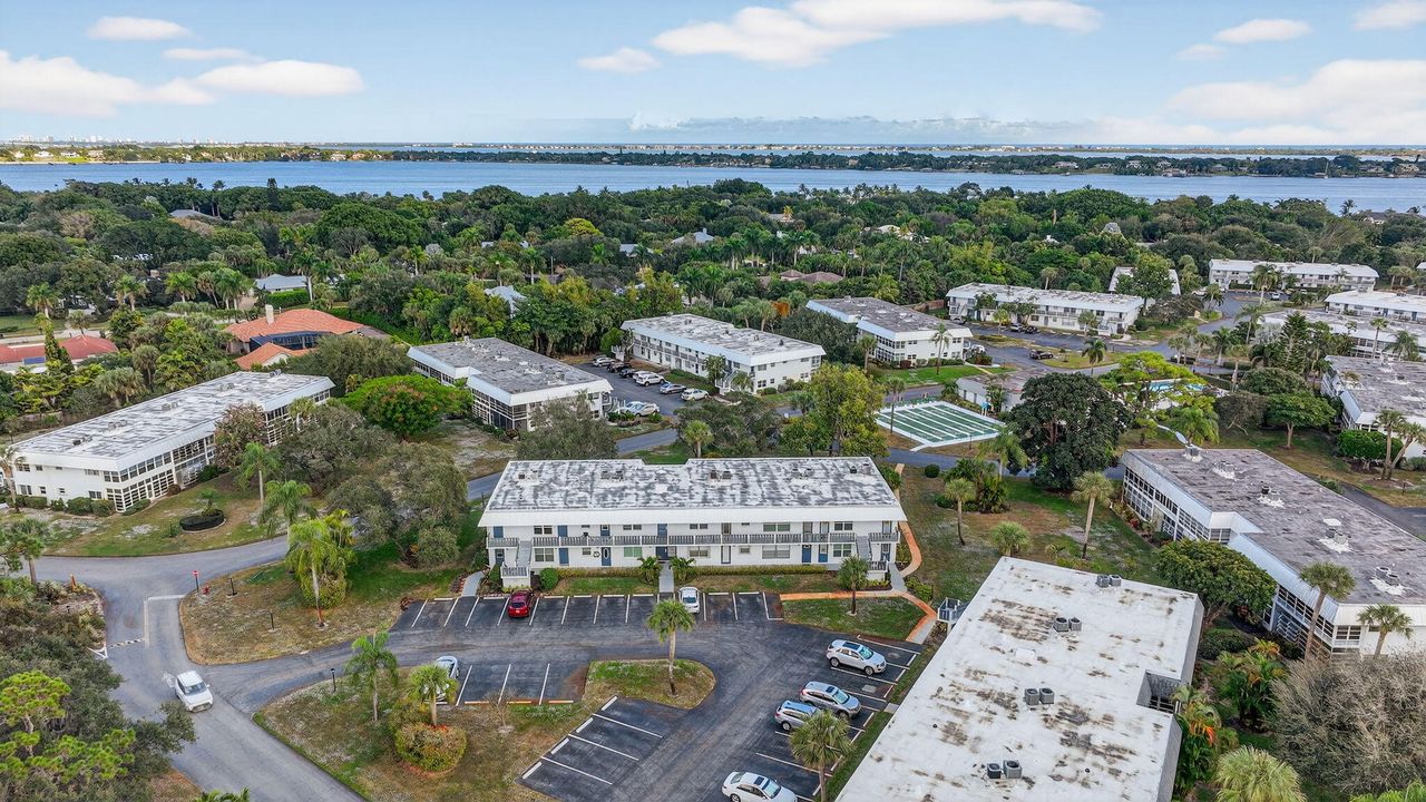 Под контрактом: $165,000 (2 спален, 2 ванн, 992 Квадратных фут)