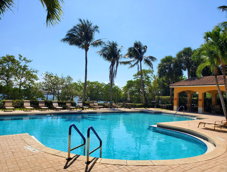 出租: $2,000 (2 贝兹, 1 浴室, 1004 平方英尺)