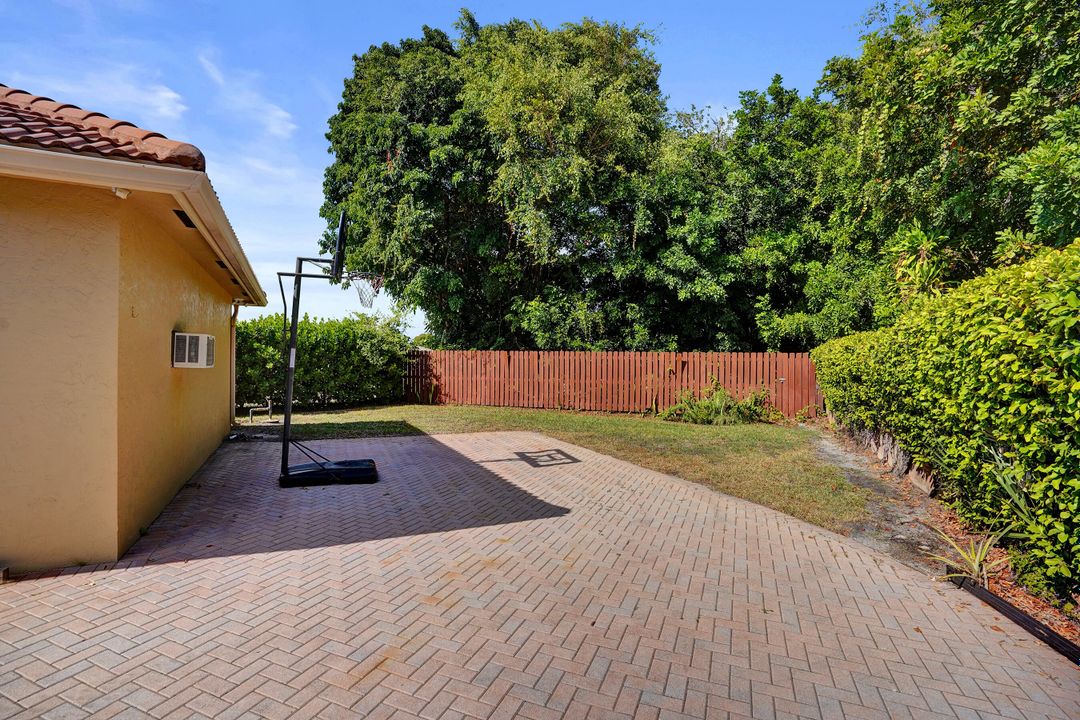 待售: $1,100,000 (3 贝兹, 2 浴室, 2363 平方英尺)