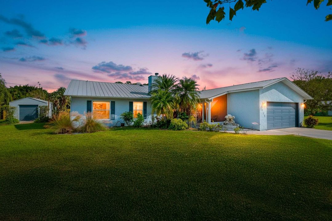 Active With Contract: $459,900 (3 beds, 2 baths, 1569 Square Feet)