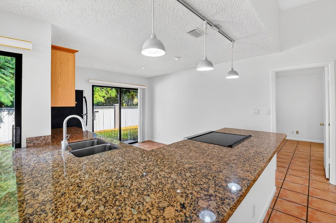 待售: $509,000 (2 贝兹, 2 浴室, 1203 平方英尺)