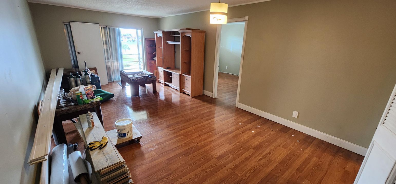 待售: $78,500 (1 贝兹, 1 浴室, 704 平方英尺)