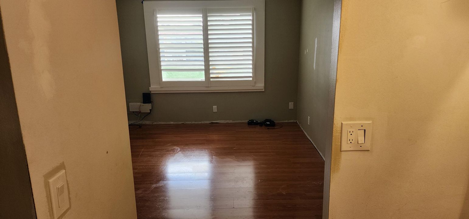 待售: $78,500 (1 贝兹, 1 浴室, 704 平方英尺)