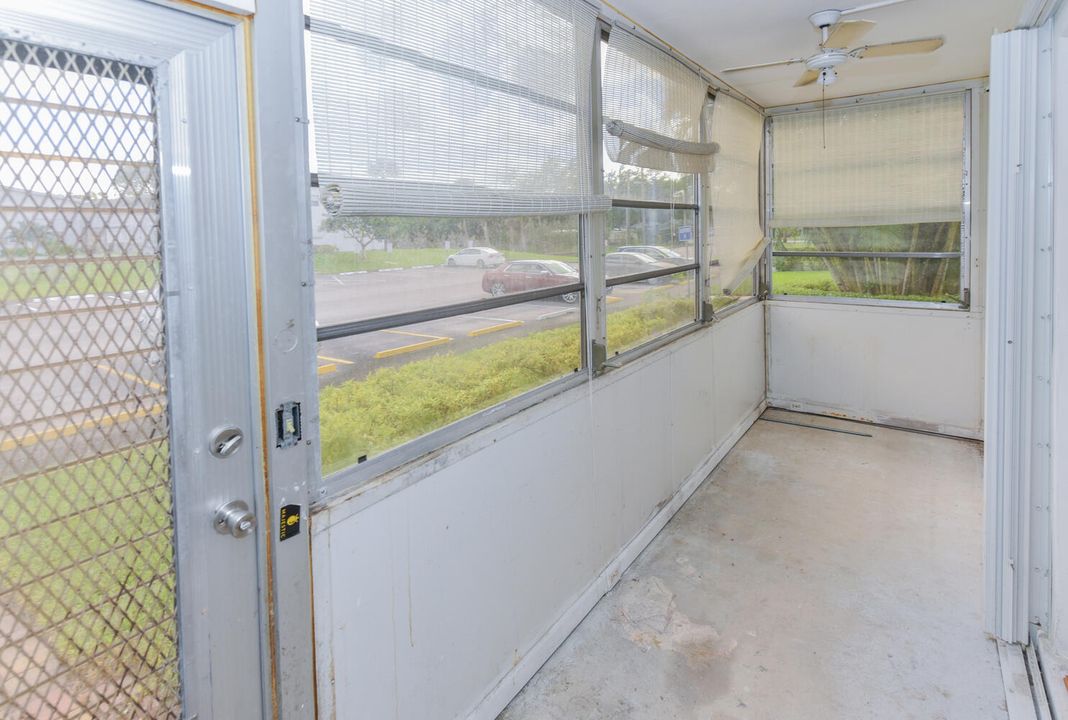 For Sale: $120,000 (1 beds, 1 baths, 684 Square Feet)