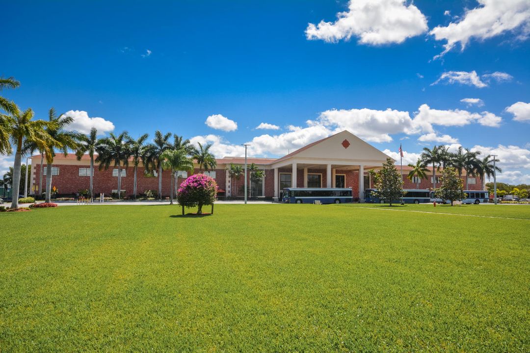 For Sale: $120,000 (1 beds, 1 baths, 684 Square Feet)