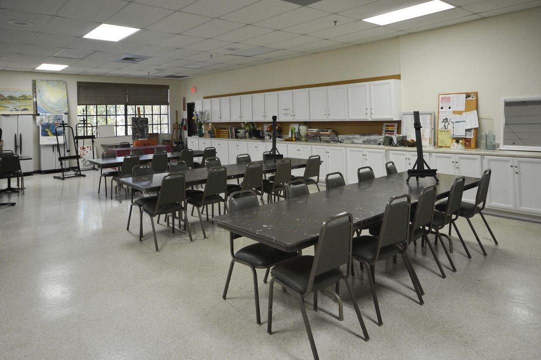 For Sale: $120,000 (1 beds, 1 baths, 684 Square Feet)