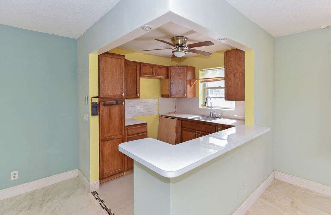For Sale: $120,000 (1 beds, 1 baths, 684 Square Feet)