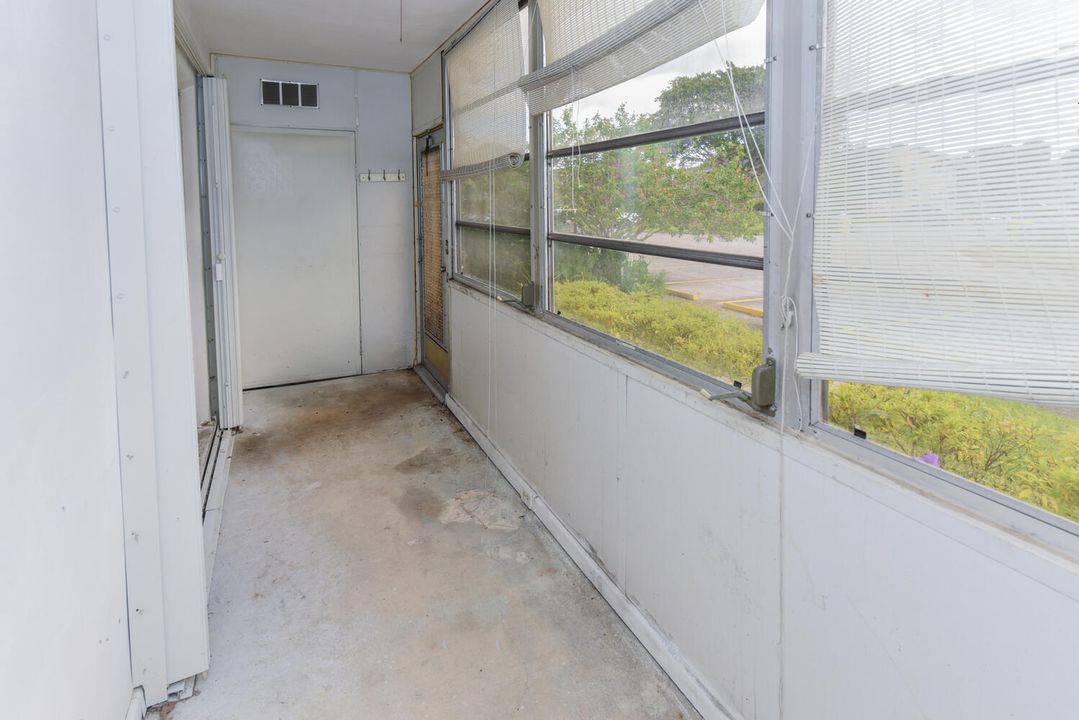 For Sale: $120,000 (1 beds, 1 baths, 684 Square Feet)