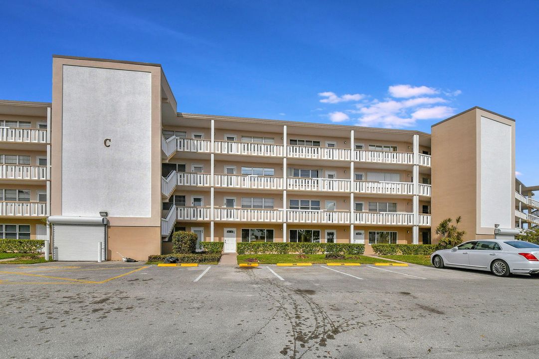 For Sale: $149,900 (1 beds, 1 baths, 702 Square Feet)