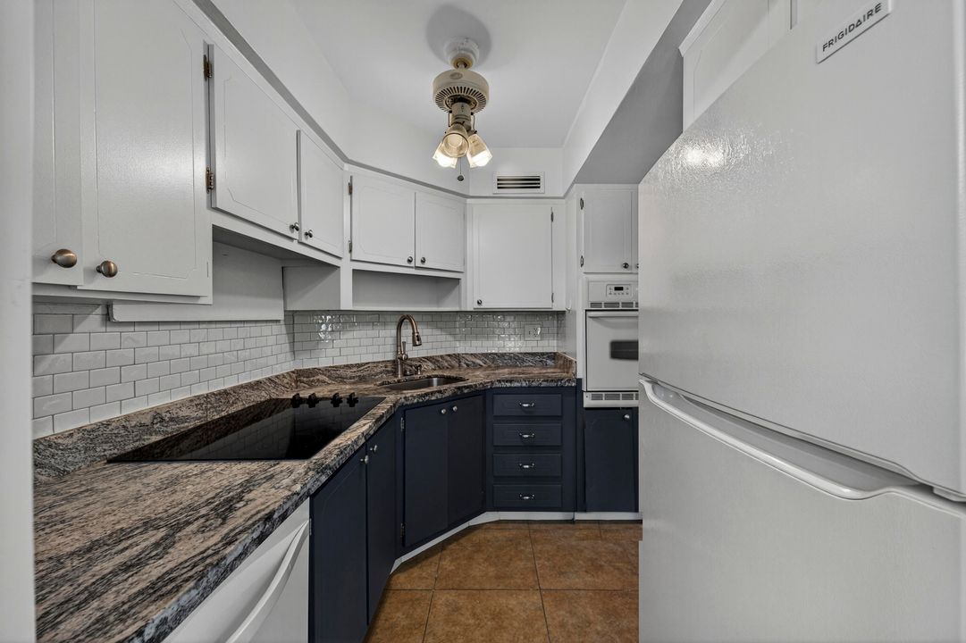 For Sale: $148,000 (1 beds, 1 baths, 700 Square Feet)