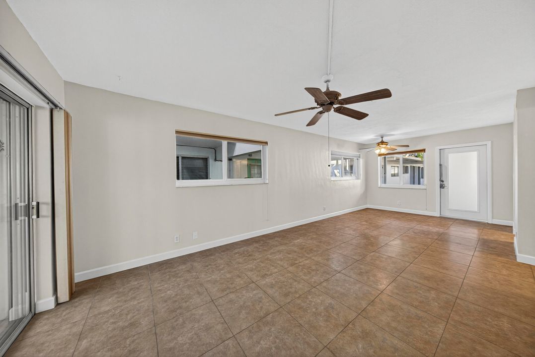 For Sale: $148,000 (1 beds, 1 baths, 700 Square Feet)