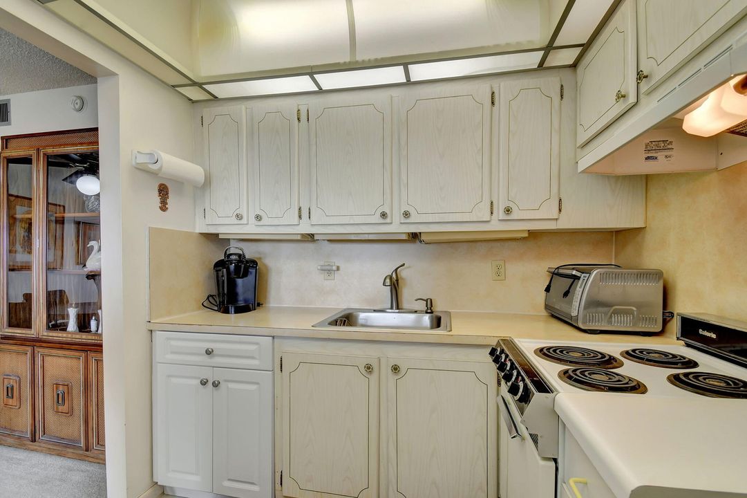 For Sale: $149,900 (1 beds, 1 baths, 702 Square Feet)