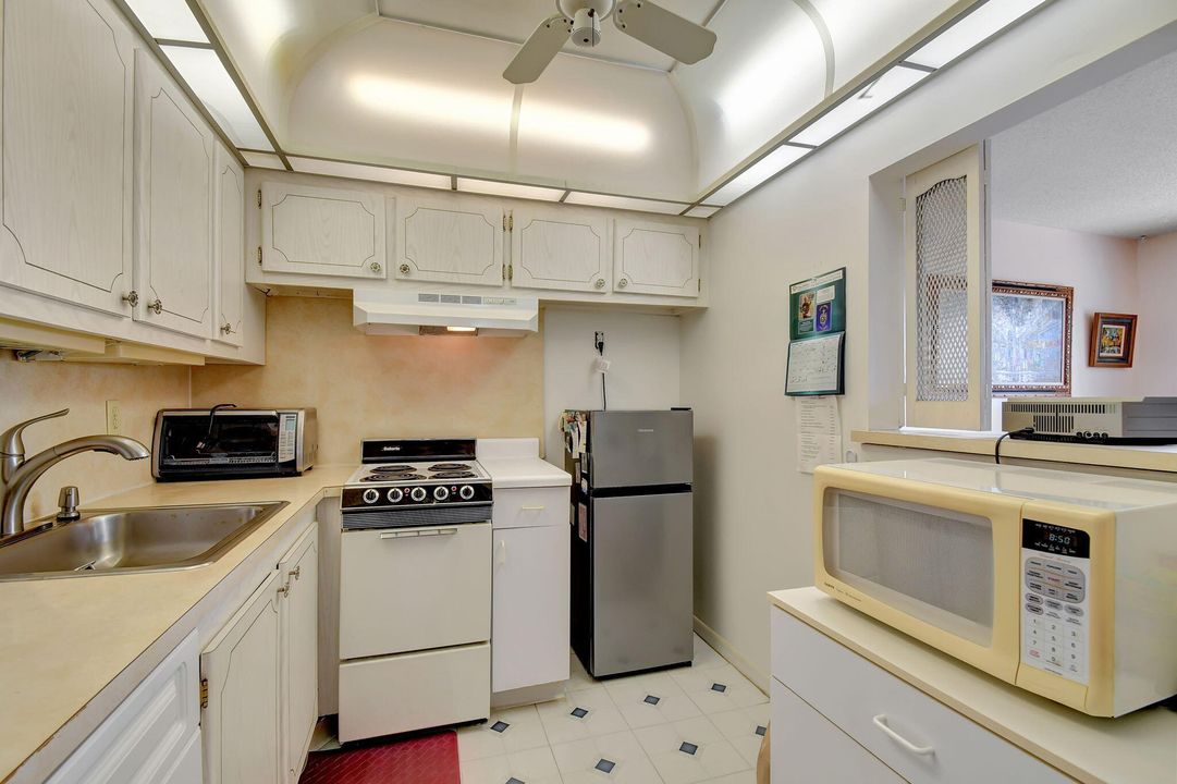 For Sale: $149,900 (1 beds, 1 baths, 702 Square Feet)