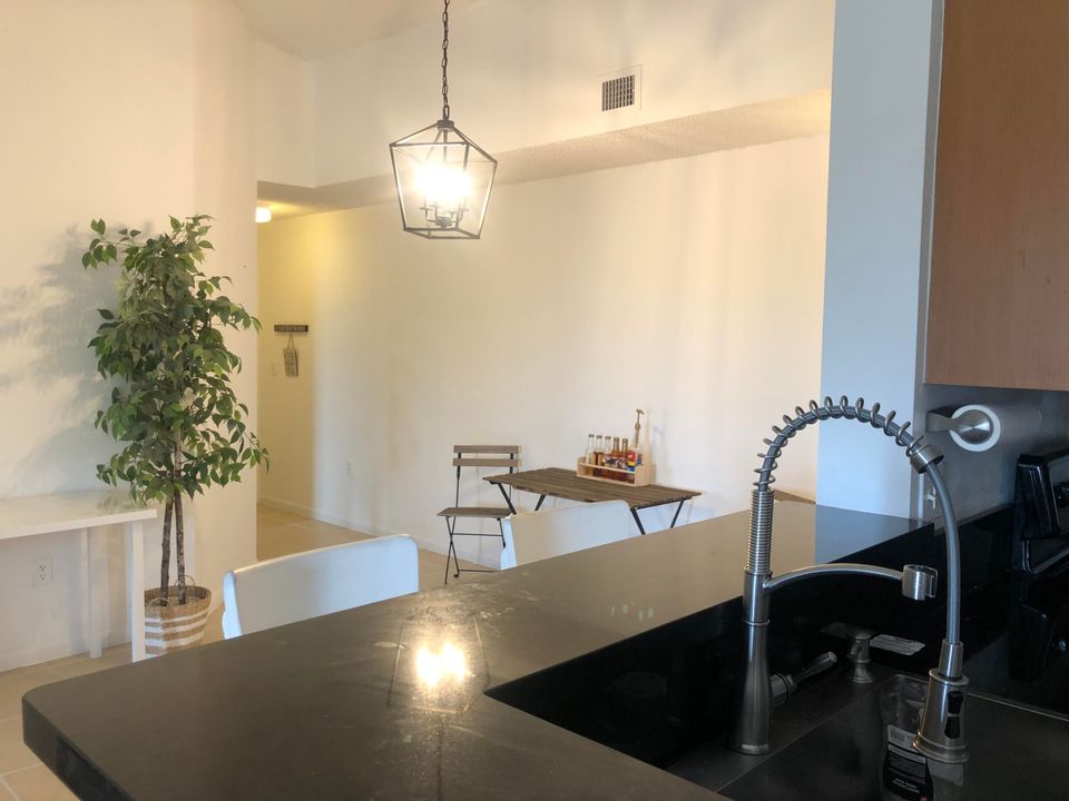 For Sale: $270,000 (2 beds, 2 baths, 1183 Square Feet)