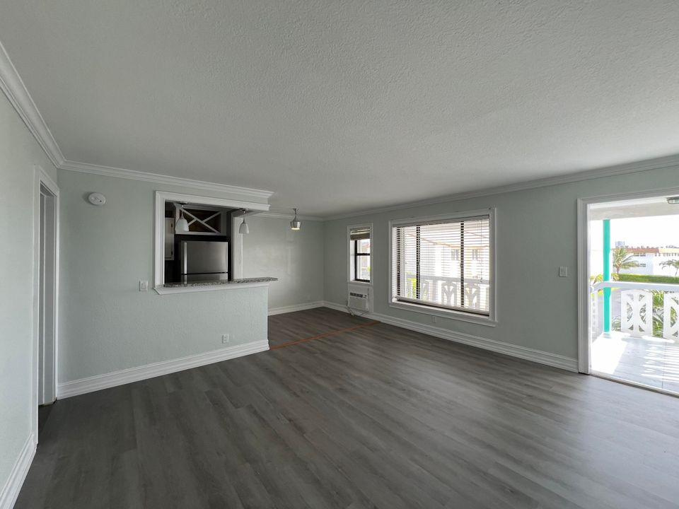 For Rent: $1,695 (1 beds, 1 baths, 720 Square Feet)