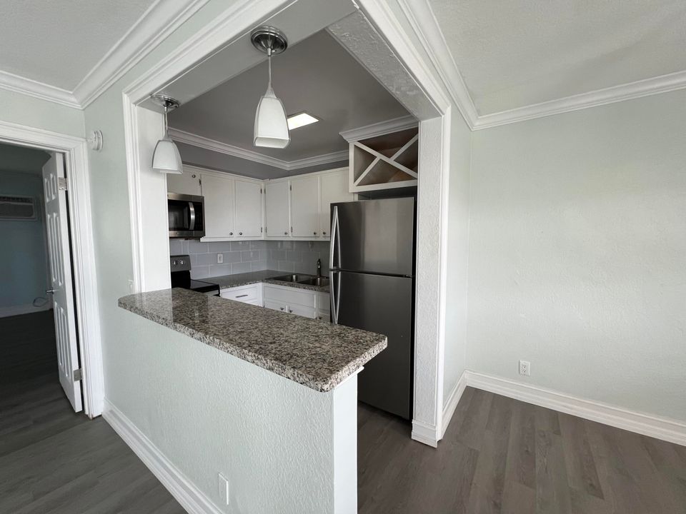 For Rent: $1,695 (1 beds, 1 baths, 720 Square Feet)