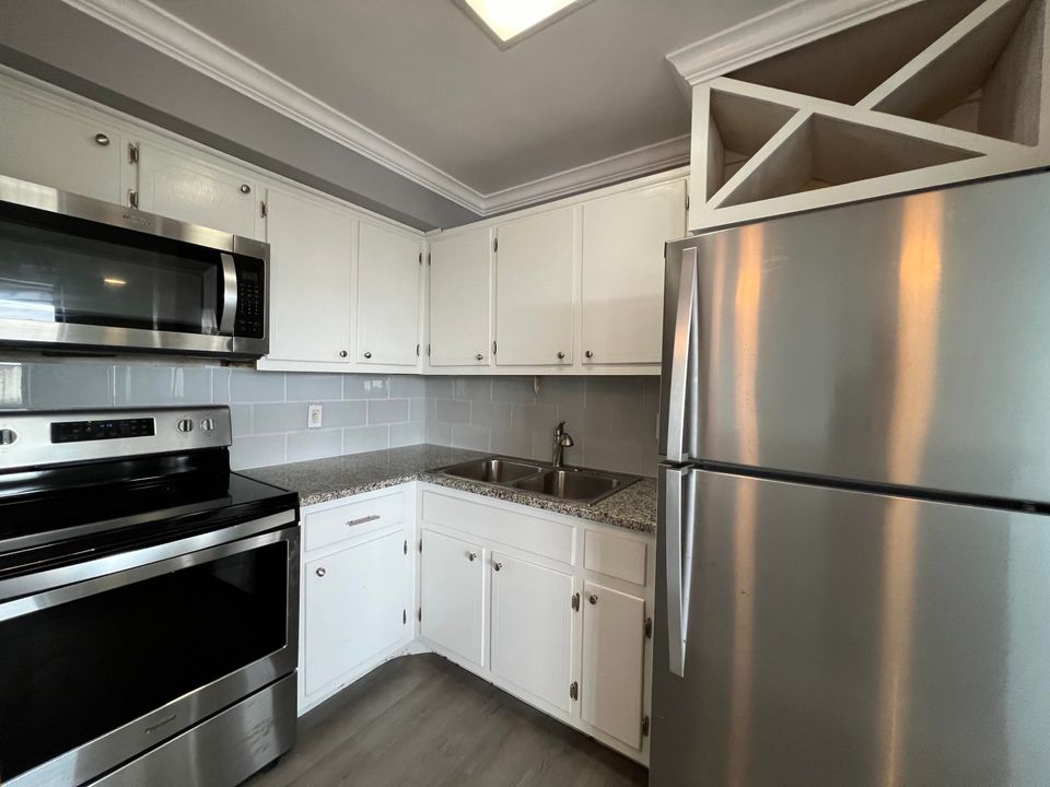 For Rent: $1,695 (1 beds, 1 baths, 720 Square Feet)