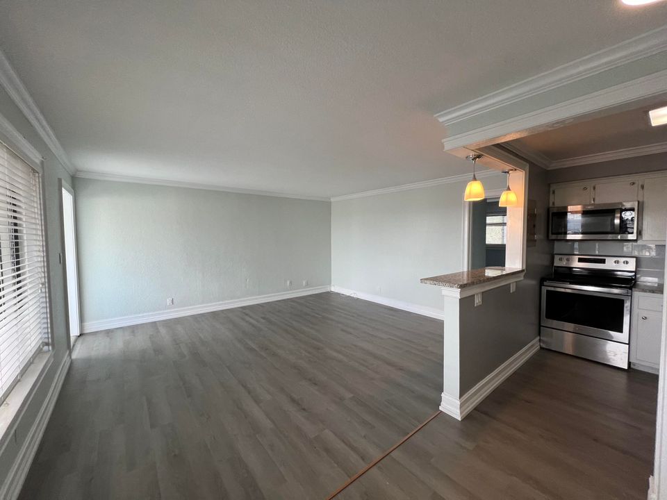 For Rent: $1,695 (1 beds, 1 baths, 720 Square Feet)