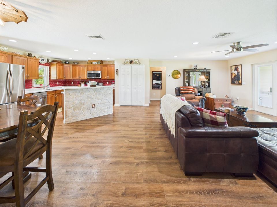 На продажу: $899,000 (3 спален, 3 ванн, 6188 Квадратных фут)