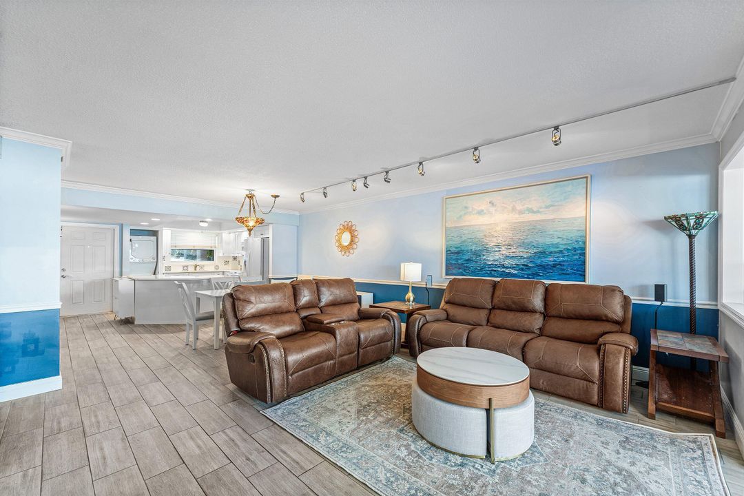 For Sale: $489,000 (2 beds, 2 baths, 1300 Square Feet)