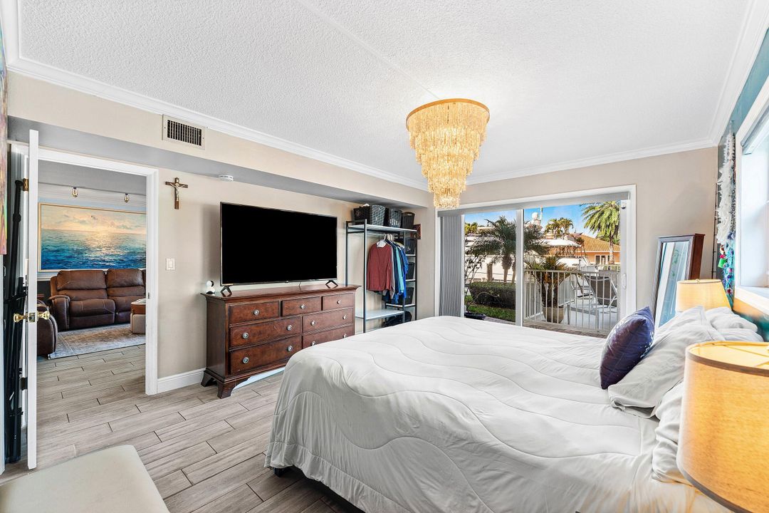 For Sale: $489,000 (2 beds, 2 baths, 1300 Square Feet)