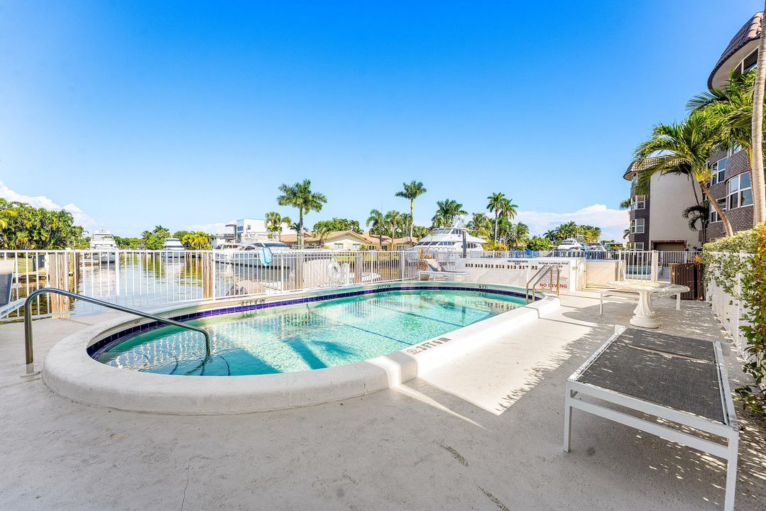 For Sale: $489,000 (2 beds, 2 baths, 1300 Square Feet)