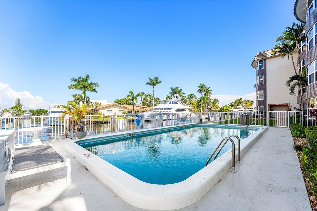 For Sale: $489,000 (2 beds, 2 baths, 1300 Square Feet)