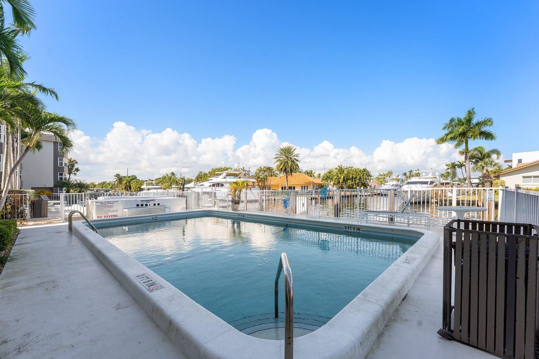 For Sale: $489,000 (2 beds, 2 baths, 1300 Square Feet)