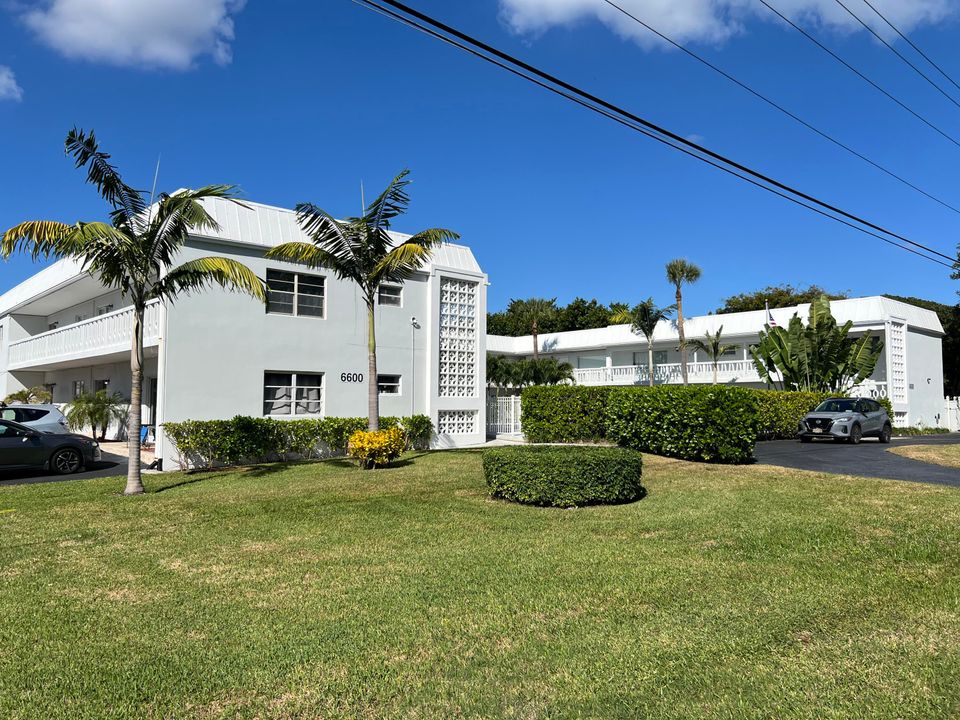 Active With Contract: $2,295 (2 beds, 1 baths, 738 Square Feet)