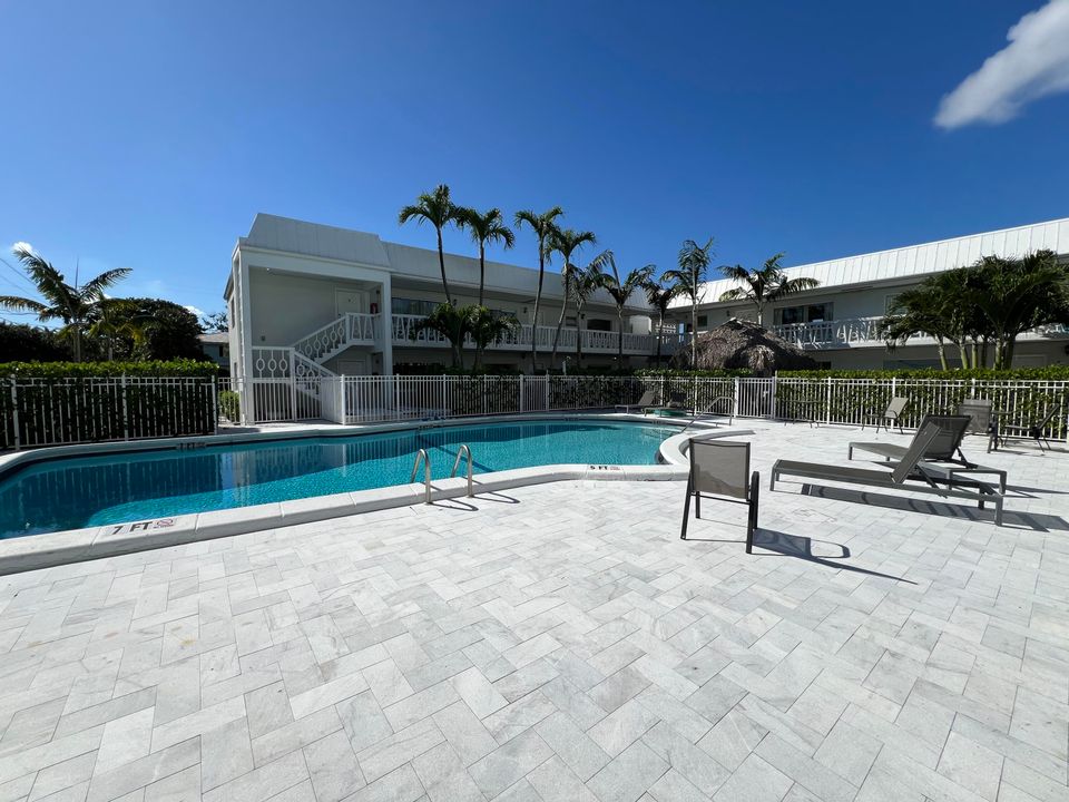 Active With Contract: $2,295 (2 beds, 1 baths, 738 Square Feet)