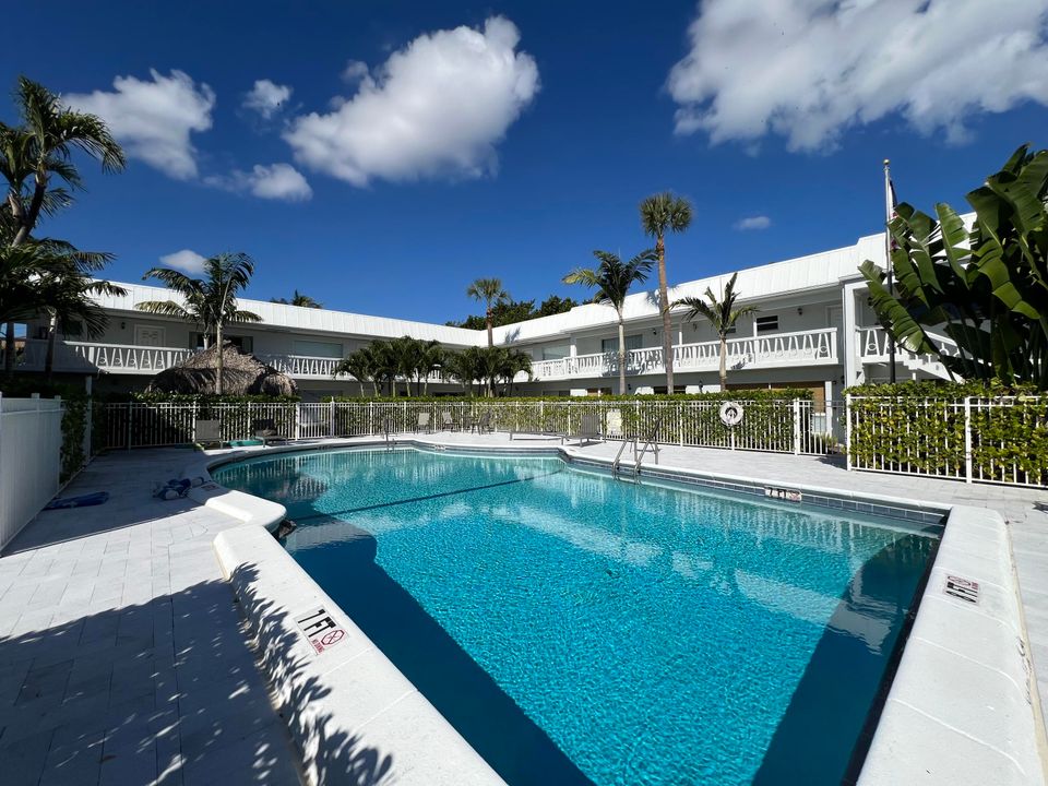 Active With Contract: $2,295 (2 beds, 1 baths, 738 Square Feet)