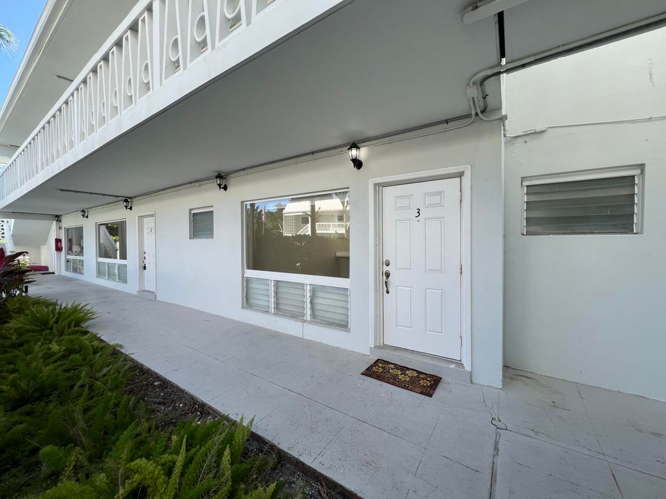 Active With Contract: $2,295 (2 beds, 1 baths, 738 Square Feet)