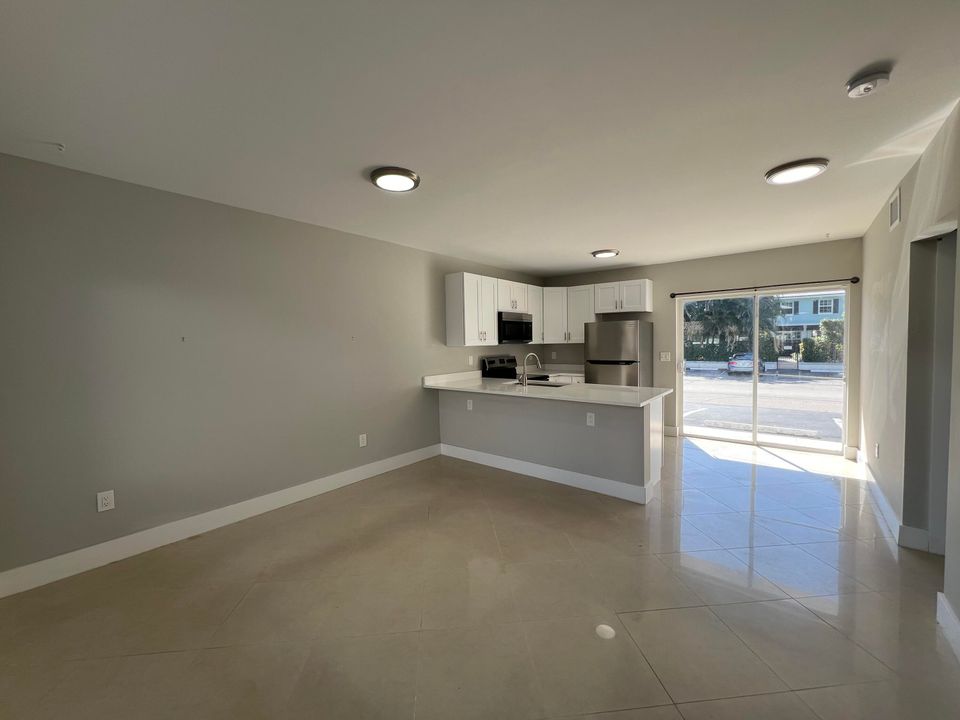 Active With Contract: $2,295 (2 beds, 1 baths, 738 Square Feet)