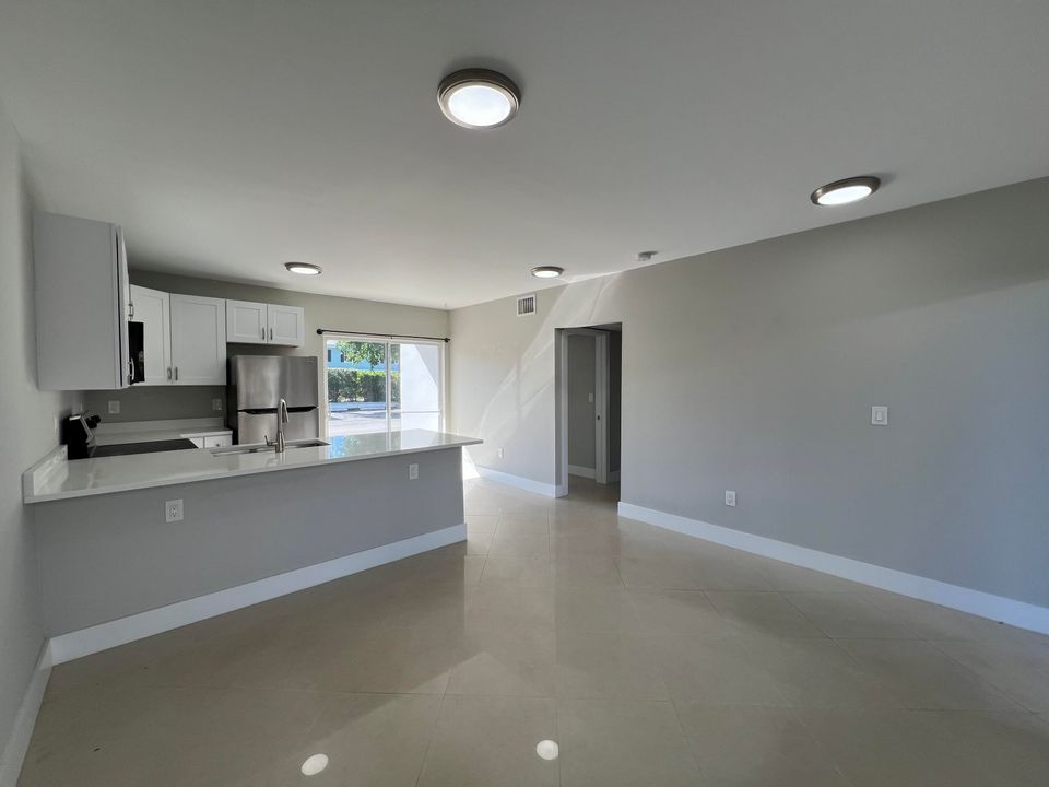 Active With Contract: $2,295 (2 beds, 1 baths, 738 Square Feet)