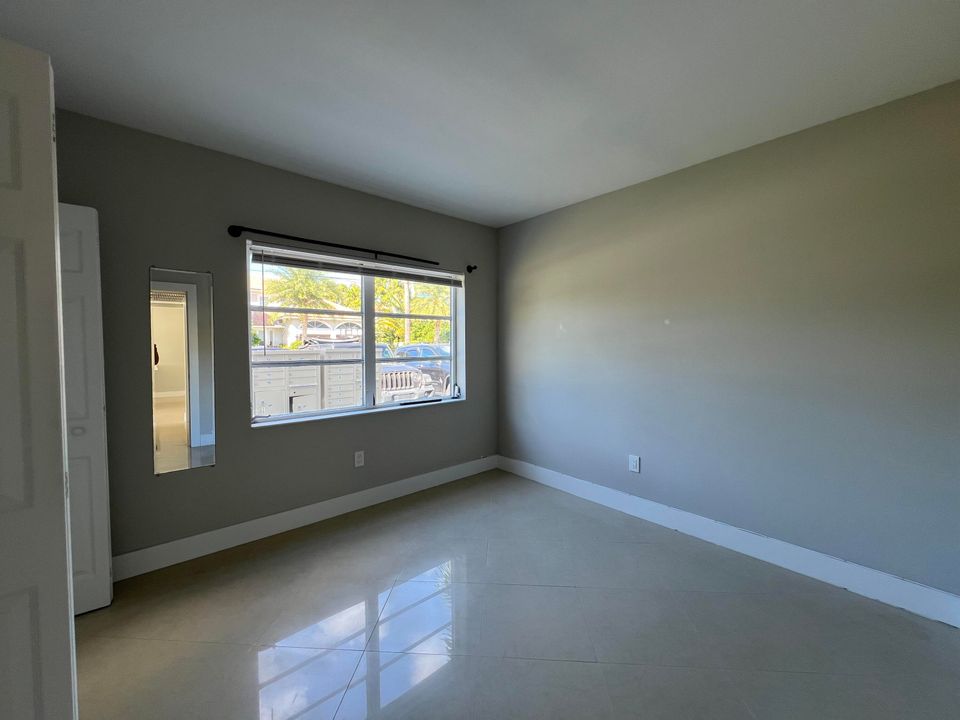 Active With Contract: $2,295 (2 beds, 1 baths, 738 Square Feet)