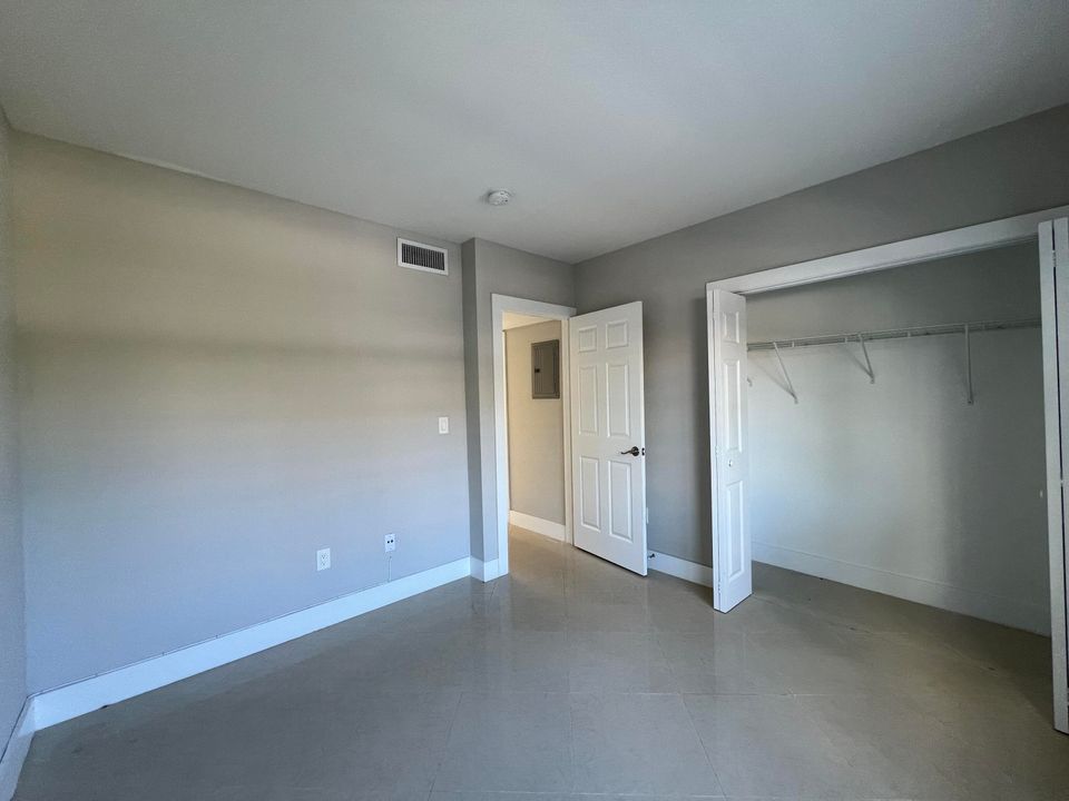 Active With Contract: $2,295 (2 beds, 1 baths, 738 Square Feet)
