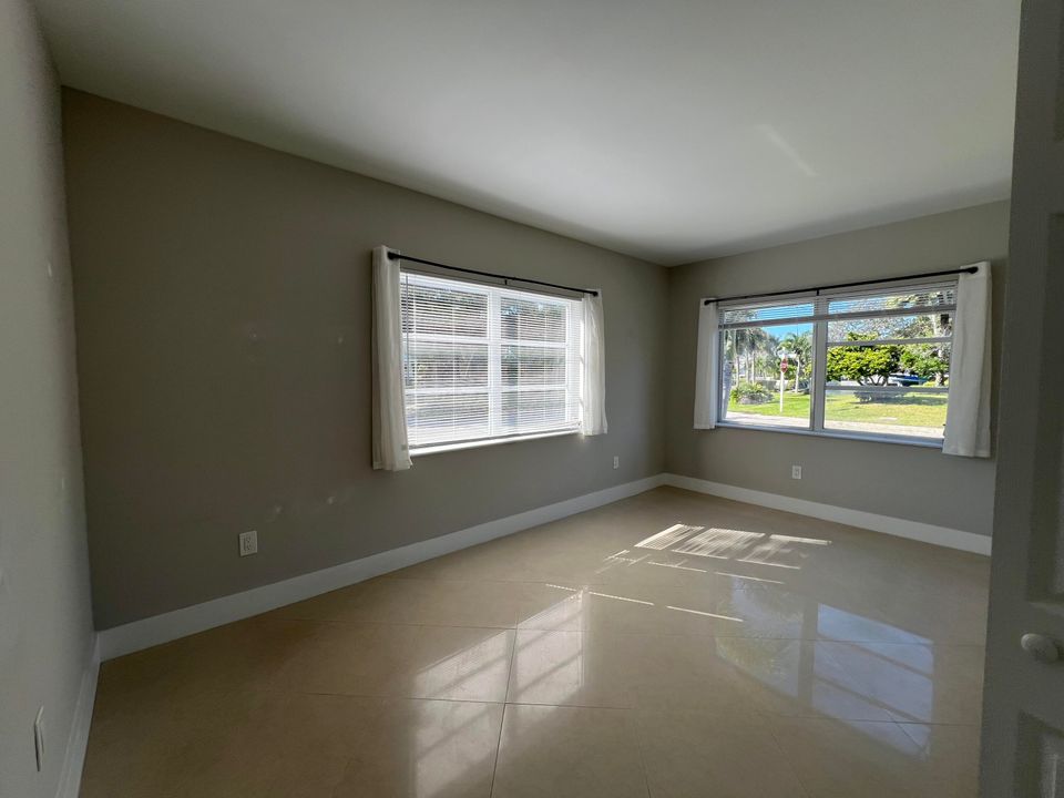 Active With Contract: $2,295 (2 beds, 1 baths, 738 Square Feet)