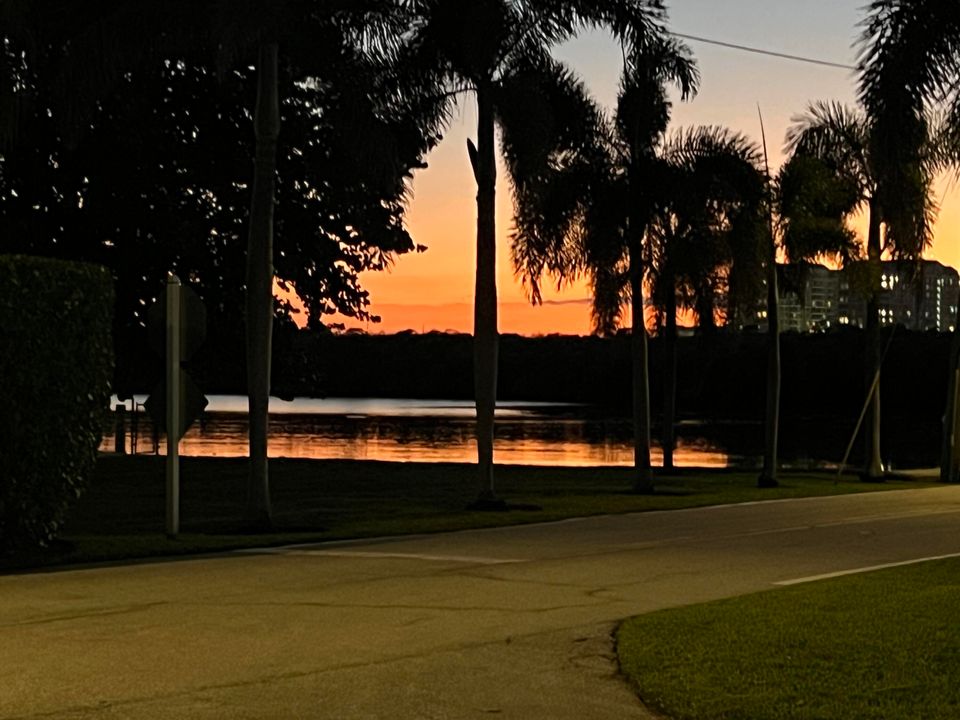 Active With Contract: $2,295 (2 beds, 1 baths, 738 Square Feet)