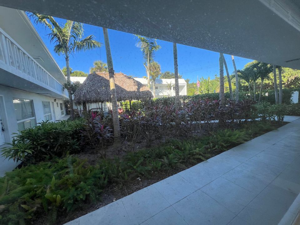 Active With Contract: $2,295 (2 beds, 1 baths, 738 Square Feet)