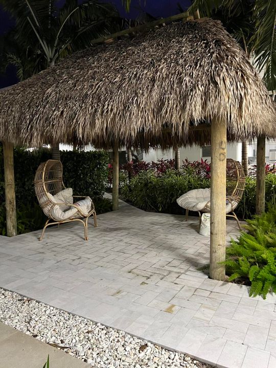 Active With Contract: $2,295 (2 beds, 1 baths, 738 Square Feet)