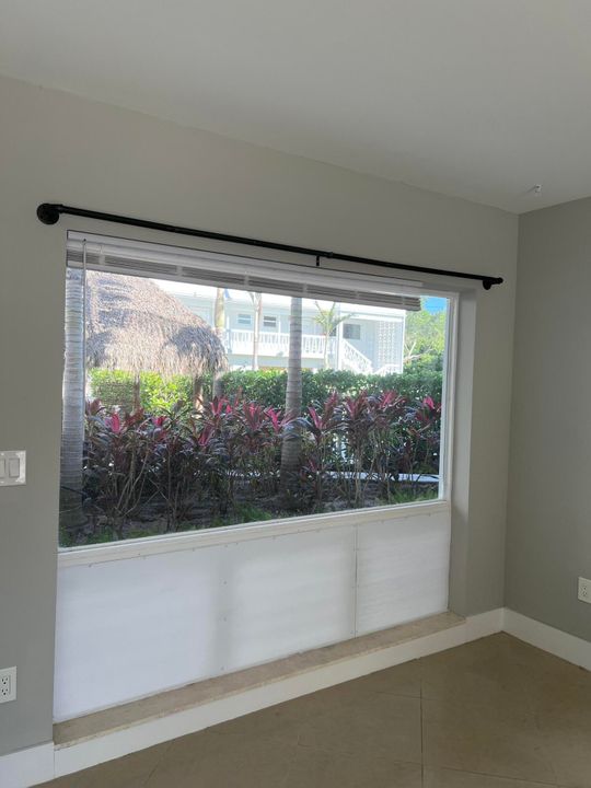 Active With Contract: $2,295 (2 beds, 1 baths, 738 Square Feet)