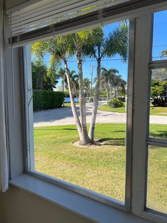 Active With Contract: $2,295 (2 beds, 1 baths, 738 Square Feet)