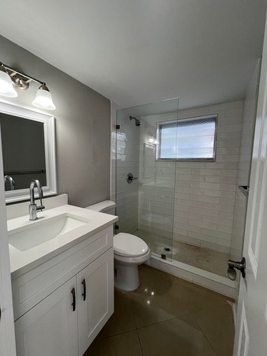 Active With Contract: $2,295 (2 beds, 1 baths, 738 Square Feet)