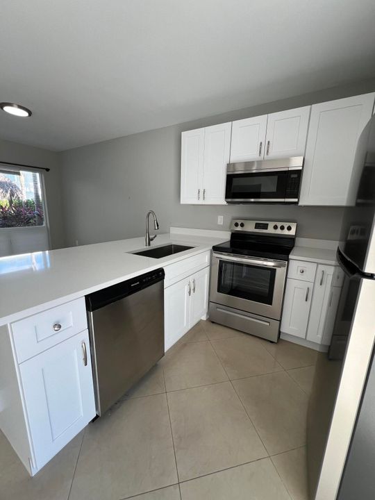 Active With Contract: $2,295 (2 beds, 1 baths, 738 Square Feet)