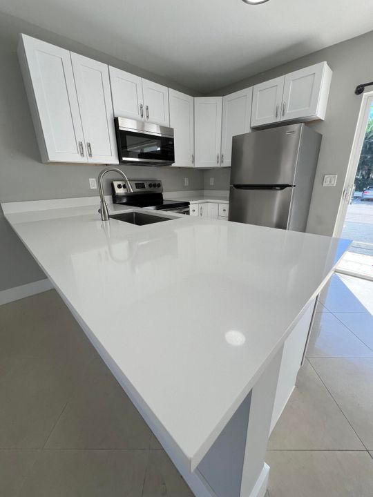 Active With Contract: $2,295 (2 beds, 1 baths, 738 Square Feet)